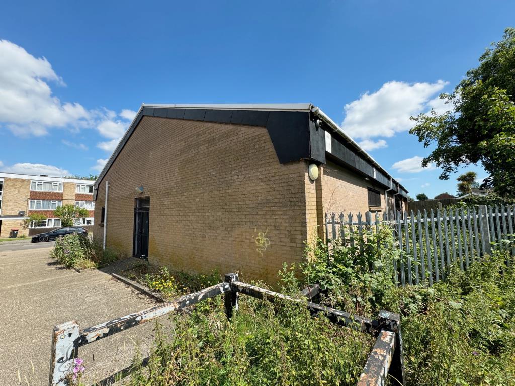 Lot: 89 - DETACHED BUILDING WITH POTENTIAL FOR ALTERNATIVE USES OR REDEVELOPMENT - Side-rear of property